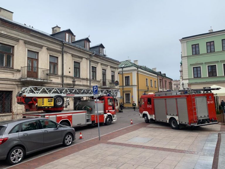 Zamość: Pożar przy ul. Żeromskiego. Policjant ewakuował mężczyznę z zadymionego mieszkania