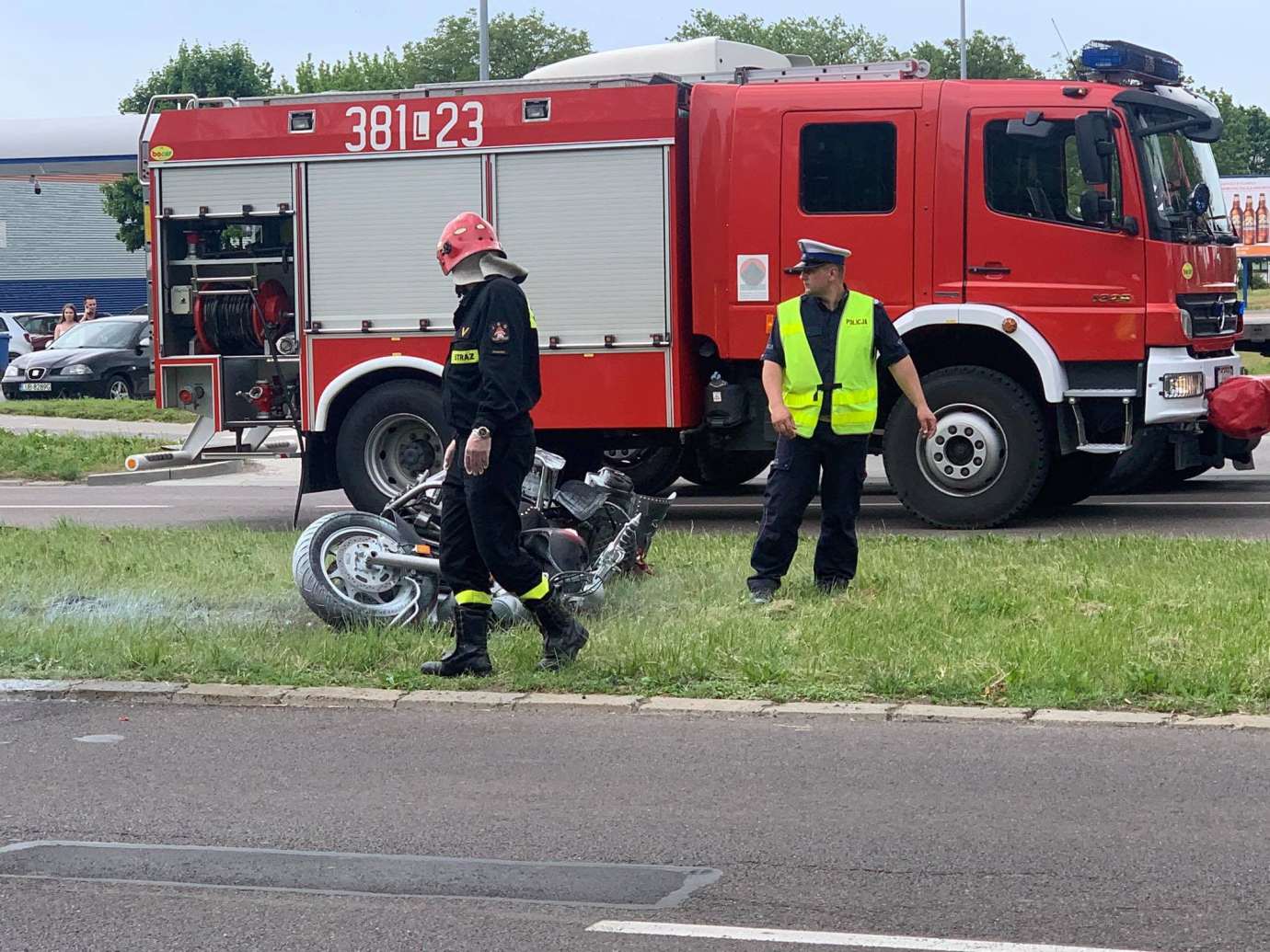 102848907 282891322864323 3572082896010339967 n 81-letni rowerzysta włączając się do ruchu zderzył się z motocyklistą. Motocykl stanął w ogniu