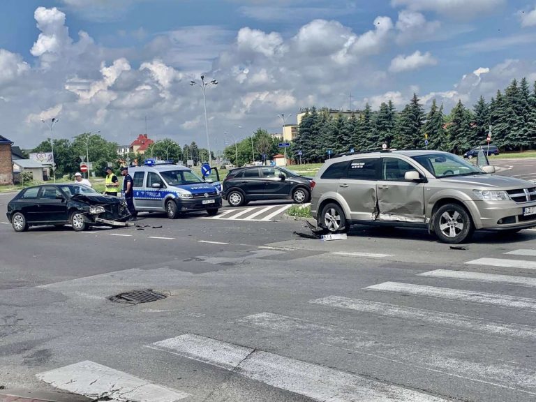 Z ostatniej chwili! Zderzenie dwóch aut na rondzie przy sądzie [ZDJĘCIA]