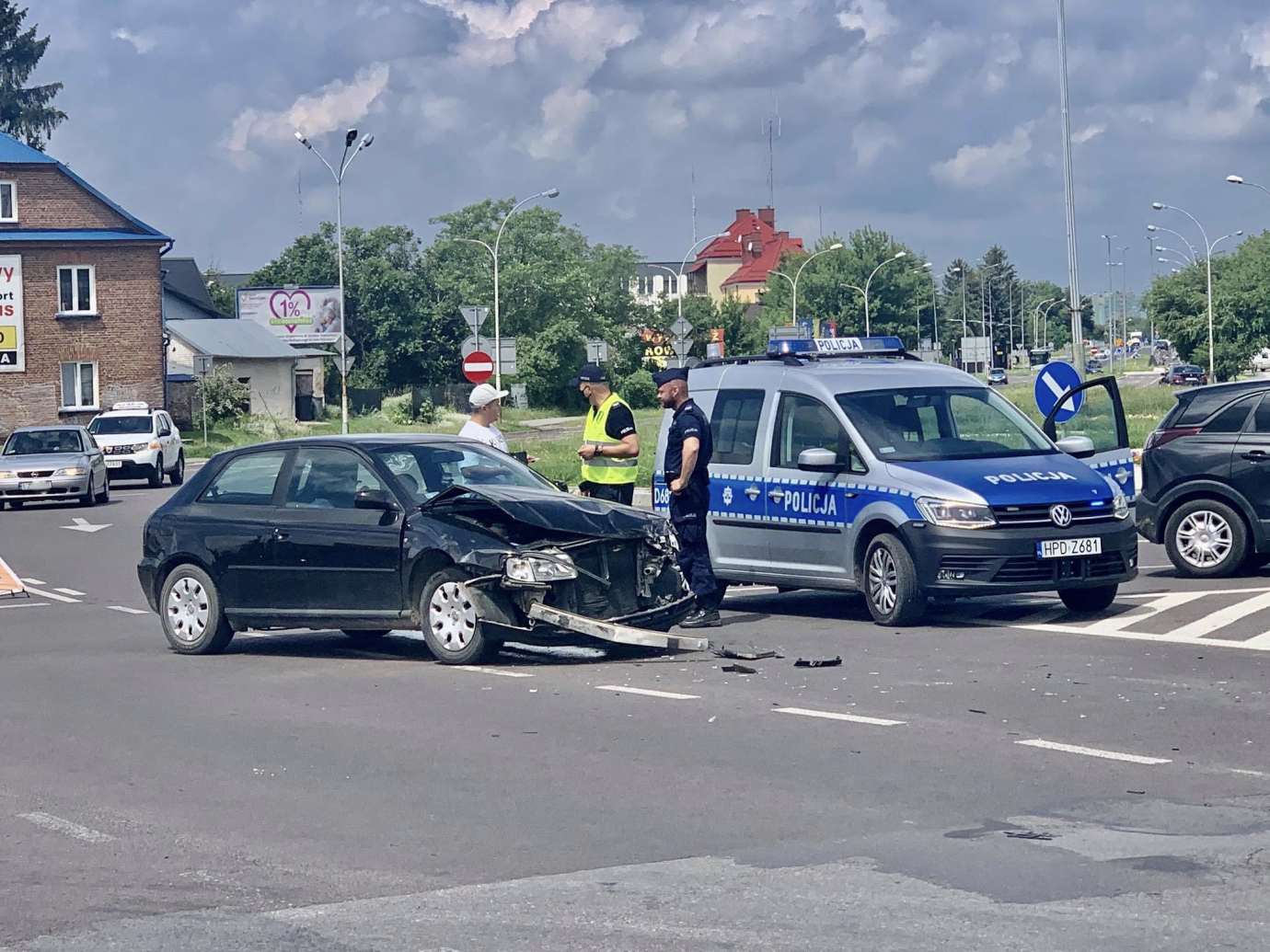 104866699 855940621566595 7053740186249754038 n 1 Z ostatniej chwili! Zderzenie dwóch aut na rondzie przy sądzie [ZDJĘCIA]