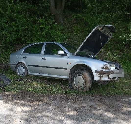 34- latka straciła panowanie nad autem i uderzyła w skarpę.