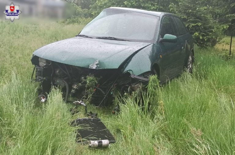 Rozbity samochód, uszkodzone ogrodzenie