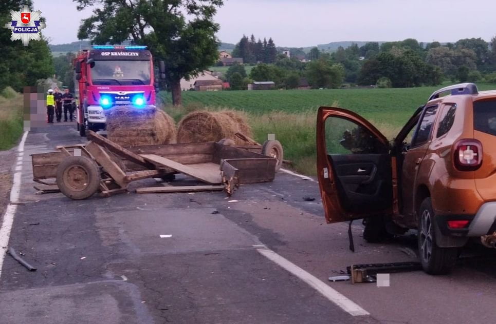 68 168959 Wóz z sianem odczepił się od ciągnika i uderzył w jadący samochód.