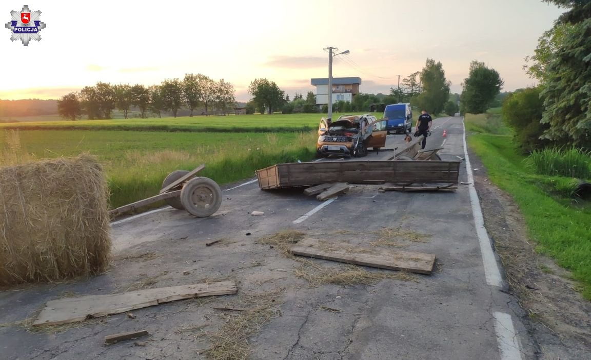 68 168960 Wóz z sianem odczepił się od ciągnika i uderzył w jadący samochód.