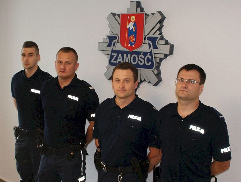 Zamość: Policjanci uratowali mężczyznę z płonącego mieszkania