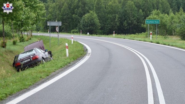 Audi wpadło do rowu. Dwie pasażerki w szpitalu