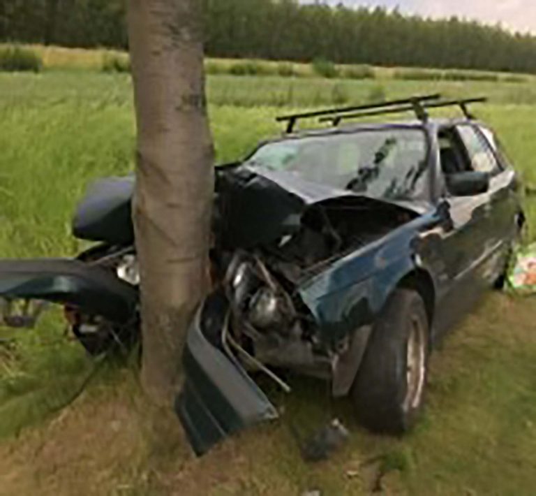 BMW wylądowało na drzewie. W aucie było 3 – letnie dziecko