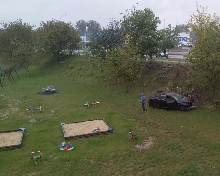 Zamość: Mogło dojść do tragedii! Samochód wypadł z drogi i wpadł na teren placu zabaw.