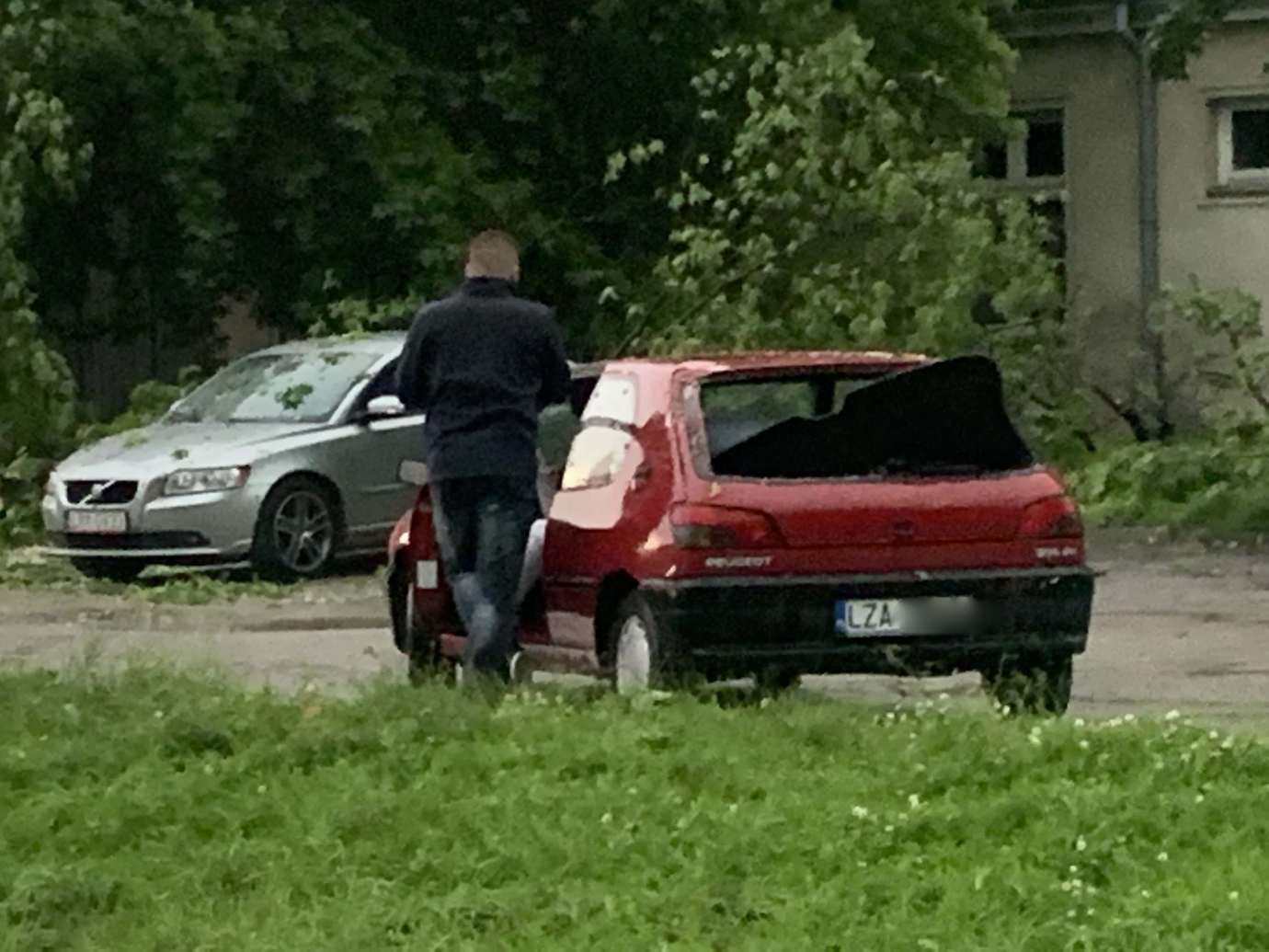 img 9535 3 uszkodzone auta na Królowej Jadwigi, powalone drzewa. Kolejne zdjęcia i FILM