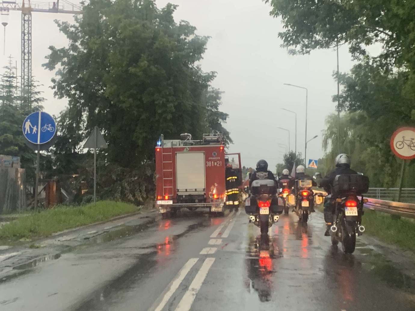 img 9538 3 uszkodzone auta na Królowej Jadwigi, powalone drzewa. Kolejne zdjęcia i FILM