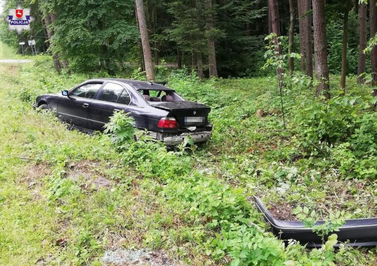 73-letni kierowca BMW uderzył w drzewo