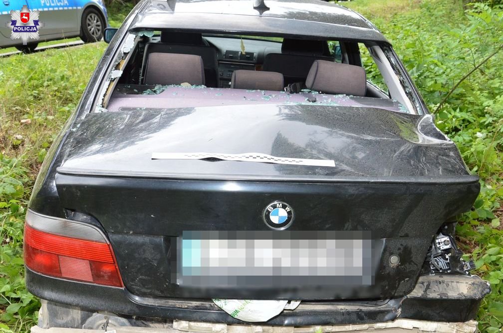 68 170441 73-letni kierowca BMW uderzył w drzewo