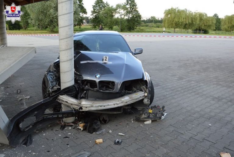 Kierowca BMW uderzył w betonowy słup.