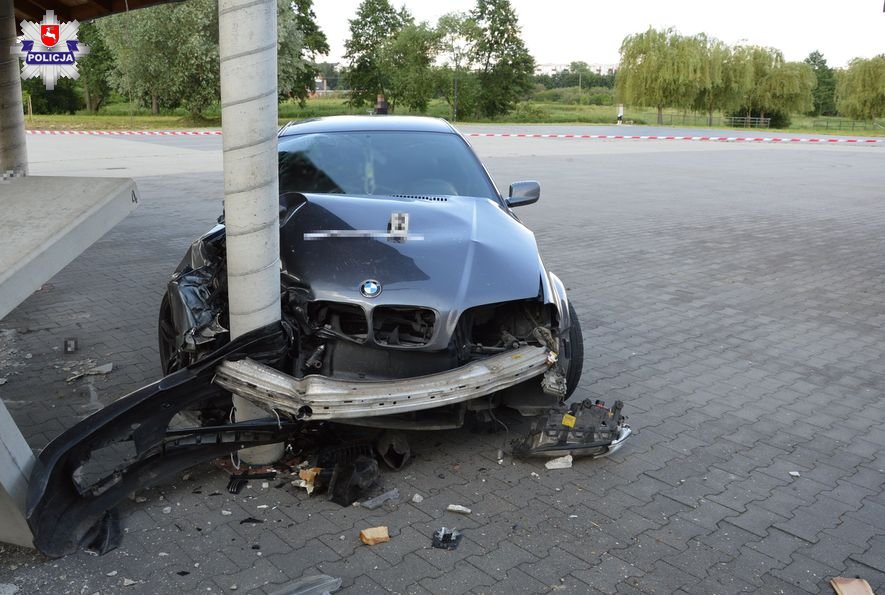 Kierowca BMW uderzył w betonowy słup. Nowy Kurier Zamojski