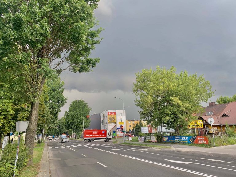 Burze z gradem mogą przejść nad Zamościem i regionem. Alert IMGW