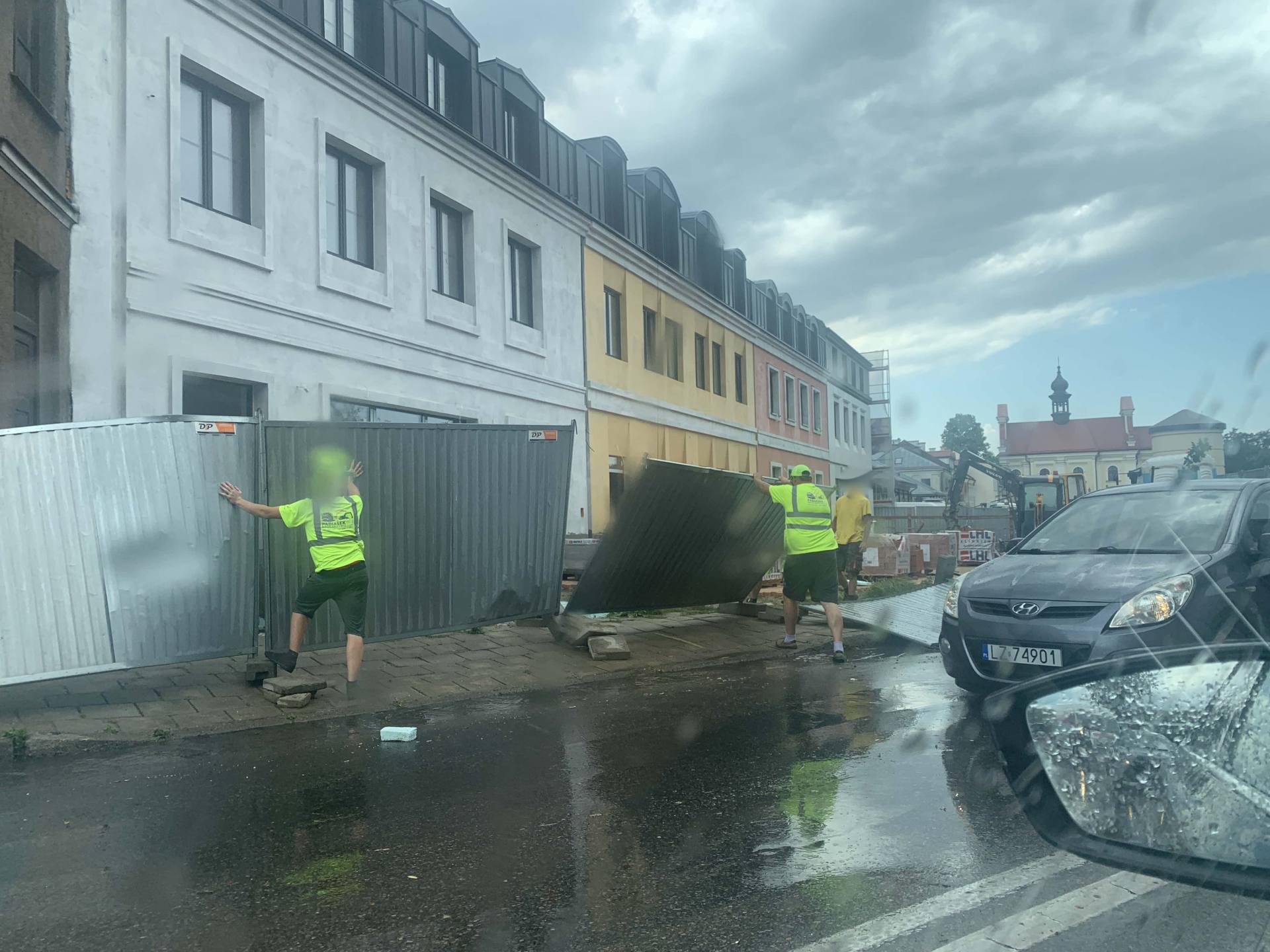 img 0937 Zerwane dachy, połamane drzewa, uszkodzone samochody. Straty po burzy, która przeszła nad Zamojszczyzną