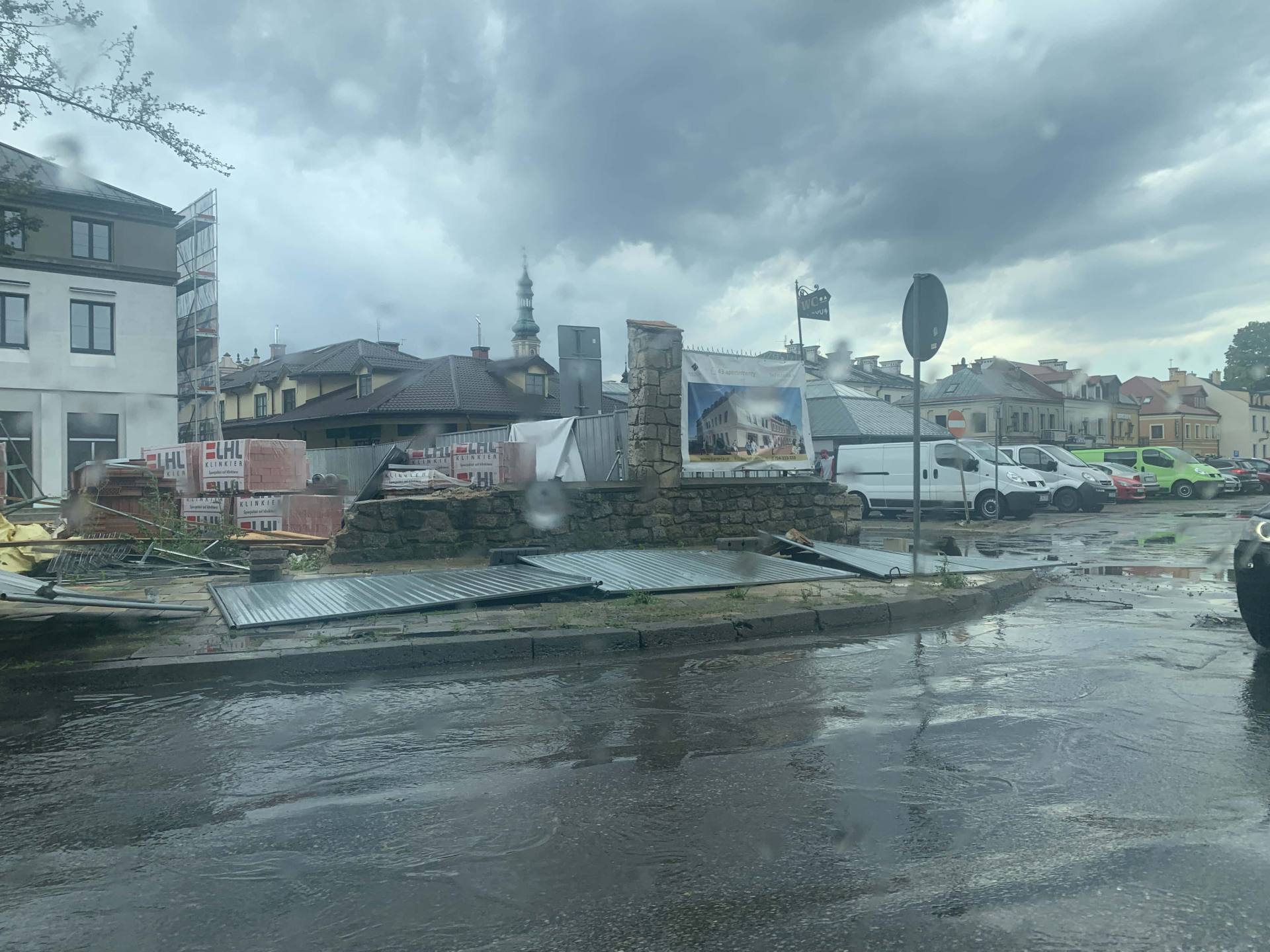 img 0942 Zerwane dachy, połamane drzewa, uszkodzone samochody. Straty po burzy, która przeszła nad Zamojszczyzną