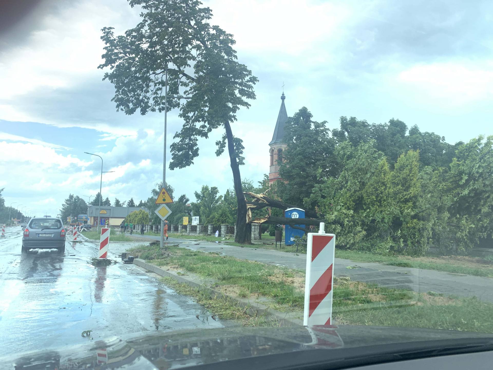 img 0950 Zerwane dachy, połamane drzewa, uszkodzone samochody. Straty po burzy, która przeszła nad Zamojszczyzną