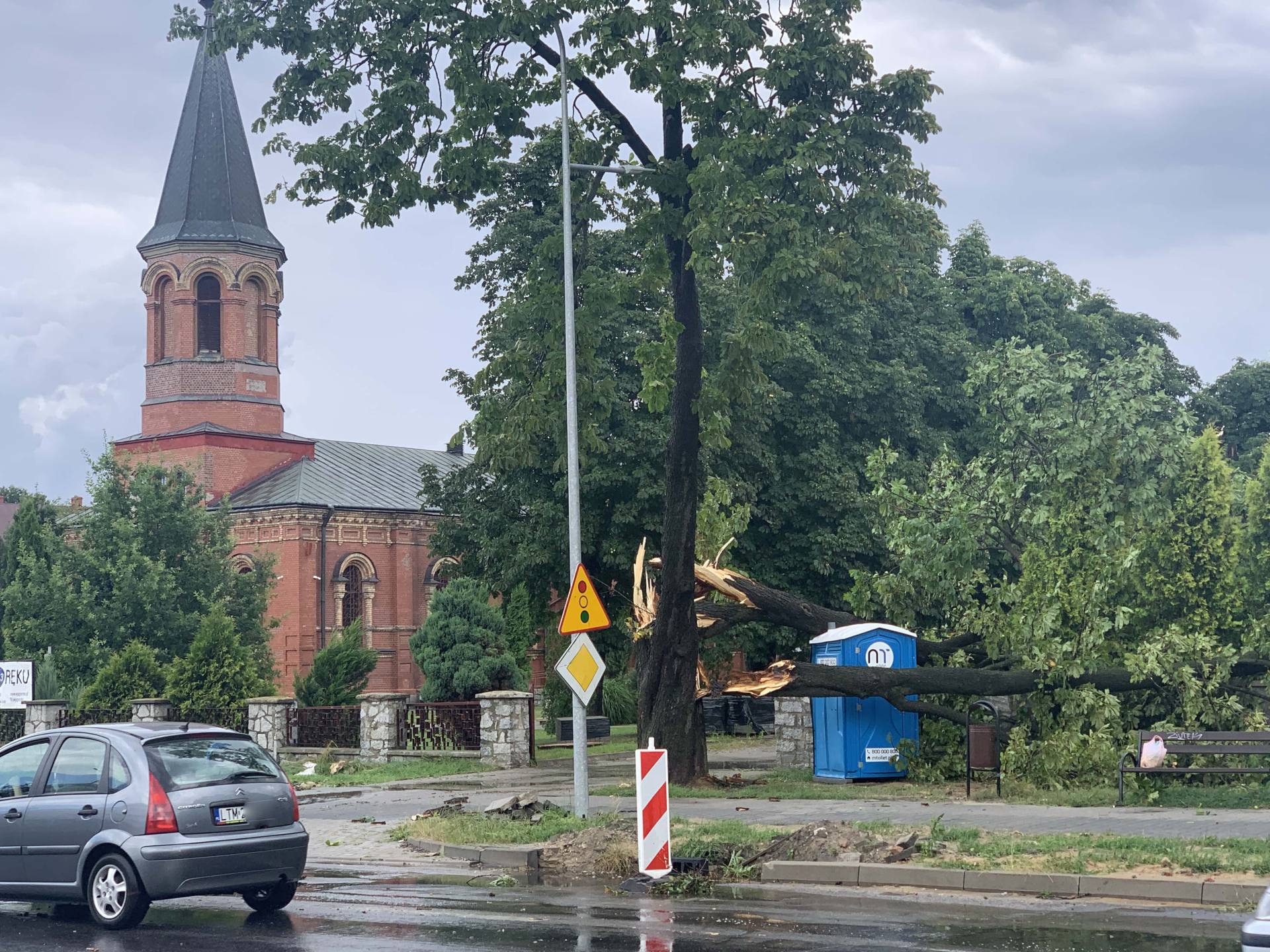 img 0956 Zerwane dachy, połamane drzewa, uszkodzone samochody. Straty po burzy, która przeszła nad Zamojszczyzną