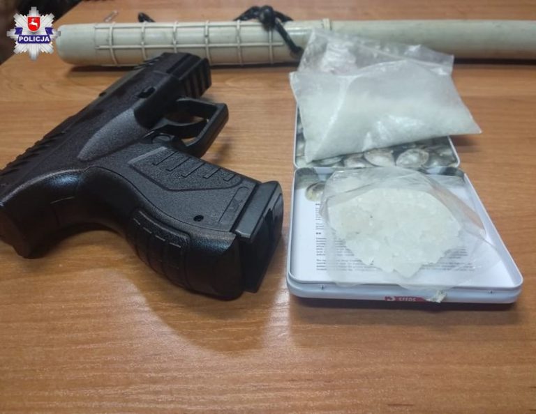 Przewoził w samochodzie mefedron, broń gazową oraz pałkę szturmową