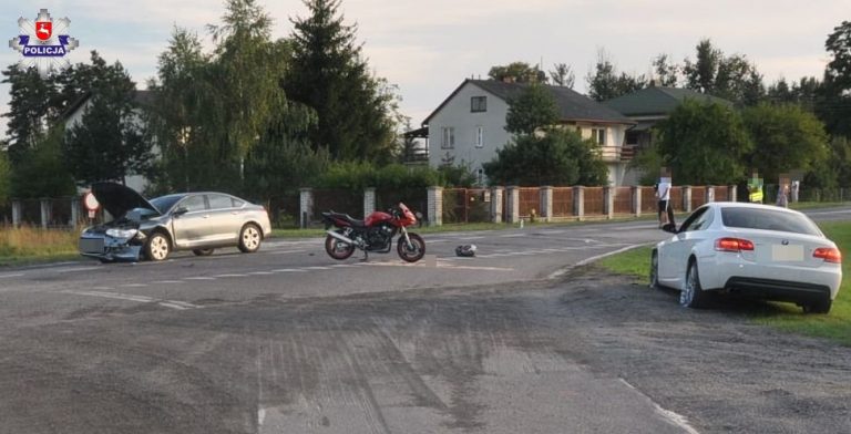 21 – letni kierowca BMW uderzył w motocykl. Kierowca i pasażerka jednośladu są ranni