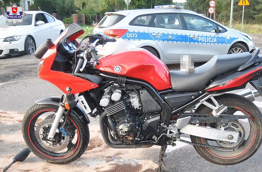 68 173841 21 - letni kierowca BMW uderzył w motocykl. Kierowca i pasażerka jednośladu są ranni