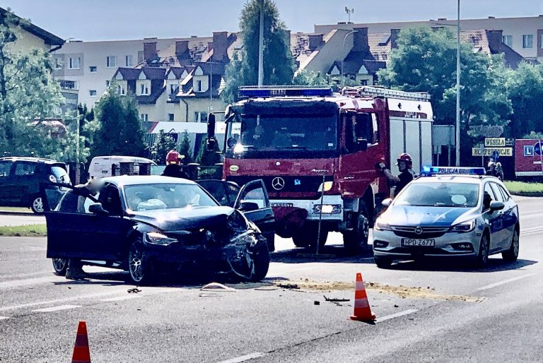 UWAGA! Utrudnienia w ruchu. Zderzenie BMW i Audi przy galerii “Revia”. [ZDJĘCIA]