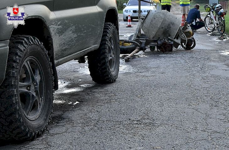 Betoniarka na drodze i dwie kobiety w szpitalu