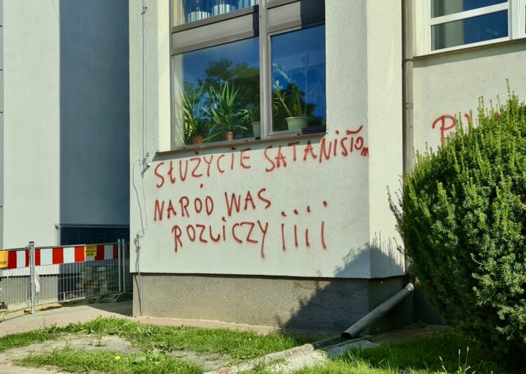 ZAMOŚĆ: “Służycie satanistom”, “Naród was rozliczy !!!” Napisy na budynku Sanepidu