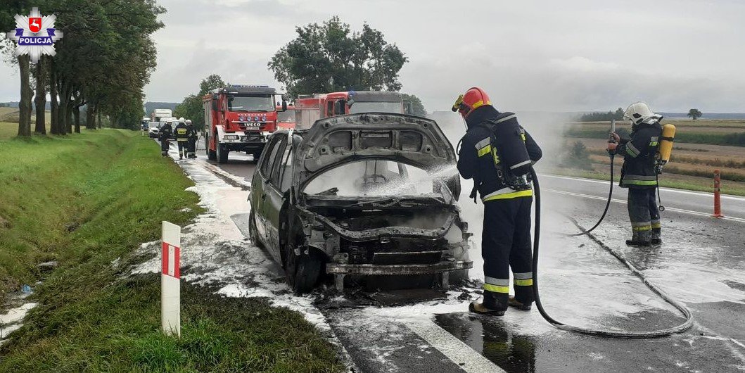 68 174242 Renault stanęło w płomieniach podczas jazdy (zdjęcia)