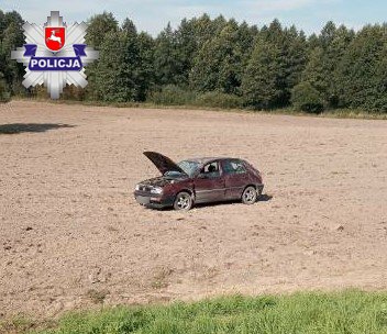 Dwie pijane kobiety dachowały volkswagenem na polu