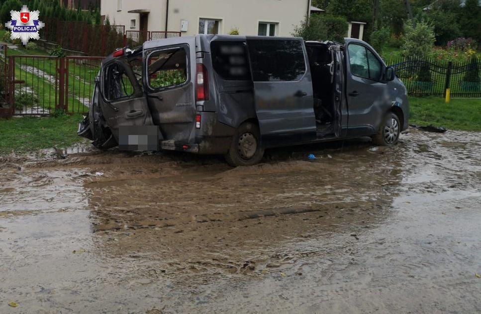 68 175459 Tragedia na drodze, zderzenia busa z ciężarowym Dafem