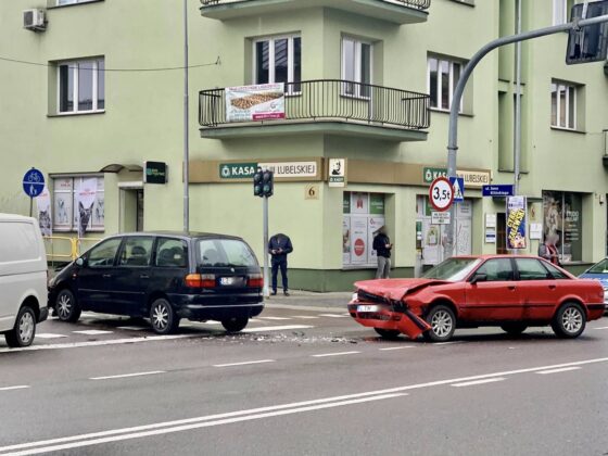 120673381 2768516663252046 5377296219612793166 n Z ostatniej chwili! Zderzenie dwóch aut w centrum miasta. Utrudniania dla kierowców.