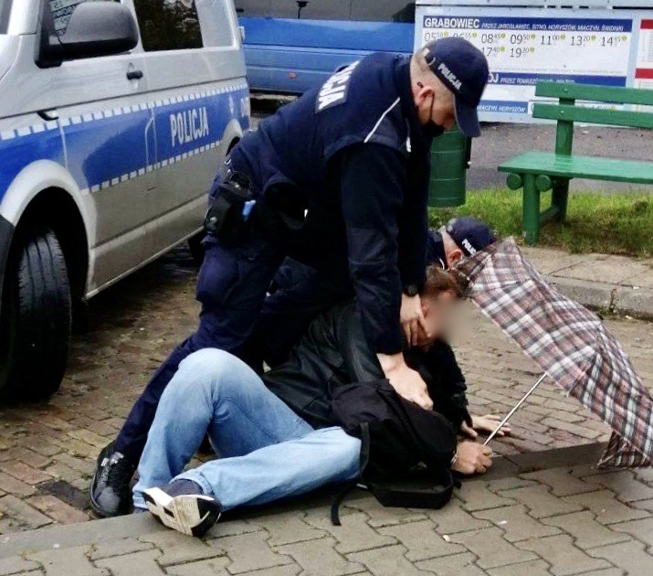 (AKTUALIZACJA – FILM) Brak maseczki i odmowa przyjęcia mandatu? Zdecydowana interwencja policji.