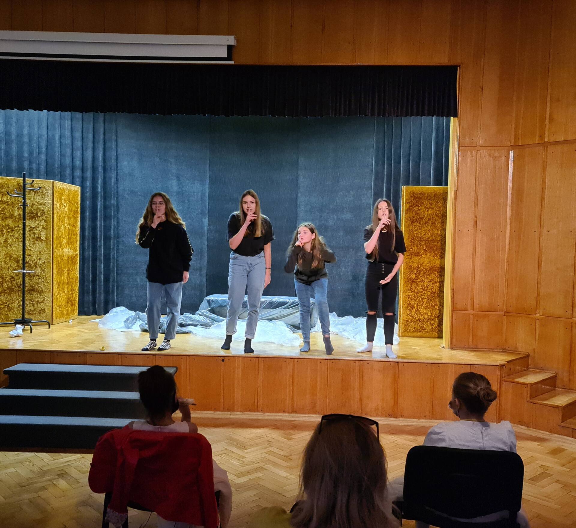 20201020 104329 Zamojskie Premiery Teatralne. Młodzi aktorzy pokazali swoje umiejętności [FOTORELACJA]