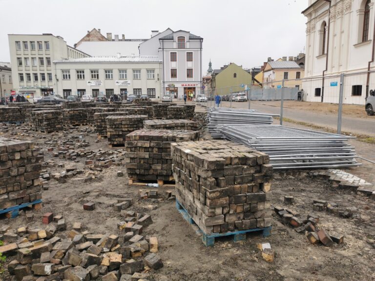 ZAMOŚĆ: Ruszyły prace rozbiórkowe związane z przebudową Placu Wolności [ZDJĘCIA]