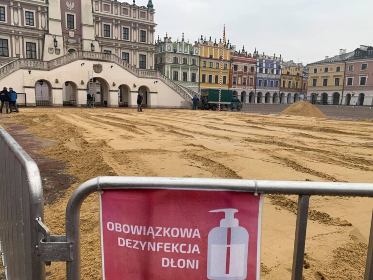 Zamość: Mimo pandemii budują lodowisko. “Mieszkańcy zasługują na odrobinę rozrywki”