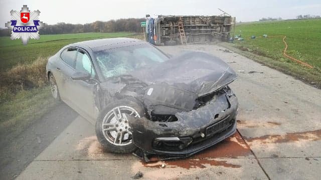 Ciężarówka przewrócona po zderzeniu z Porsche. Na drogę wypadły butle z gazem