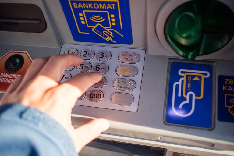 Okradziono bankomat. Policja poszukuje sprawców i świadków zdarzenia