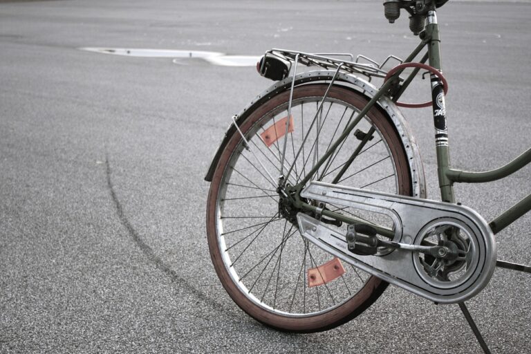 Pijany rowerzysta jechał “wężykiem” środkiem jezdni. Zatrzymał go policjant po służbie