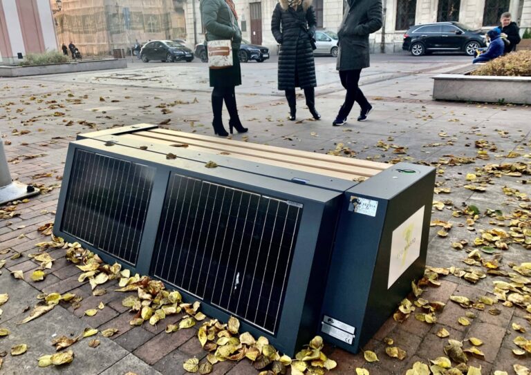 Ławeczka solarna w Zamościu (zdjęcia)