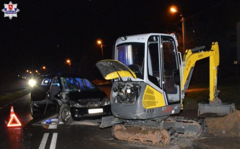 78-latek uderzył mercedesem w koparkę oraz dwa inne pojazdy.