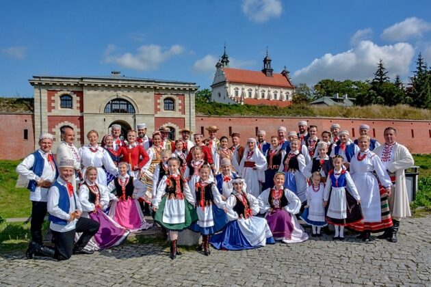 w20 2006 Zespół Pieśni i Tańca "Zamojszczyzna" ma nowe stroje! [ZDJĘCIA]