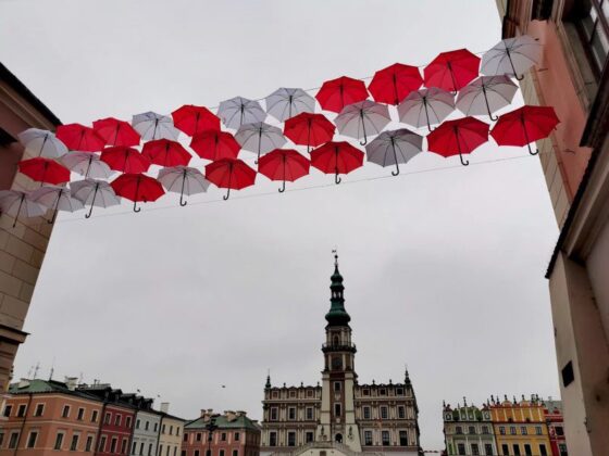 zrzut ekranu 2020 11 6 o 10 10 01 Zamojska Starówka przystrojona na Święto Niepodległości.