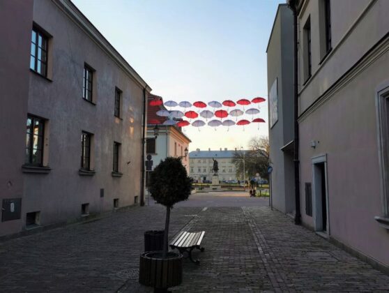 zrzut ekranu 2020 11 6 o 10 10 46 Zamojska Starówka przystrojona na Święto Niepodległości.