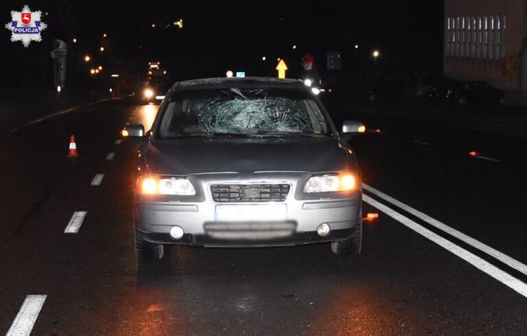 Pijany pieszy wtargnął na jezdnię. Został potrącony przez volvo