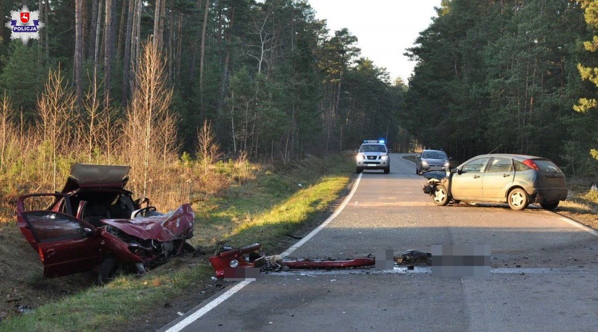 68 178126 Czołowe zderzenie dwóch osobówek. Są cieżko ranni