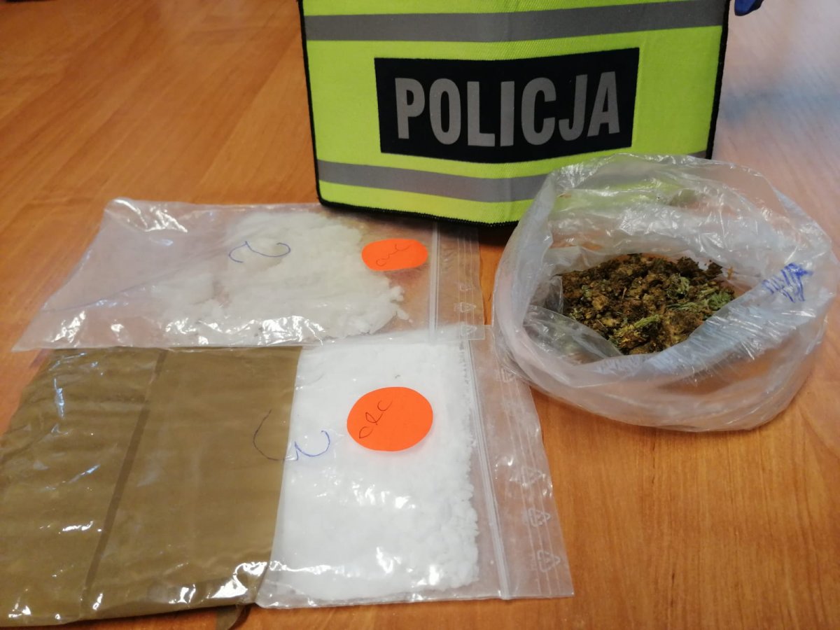 359 180155 Marihuana i Mefedron były ukryte za kaloryferem