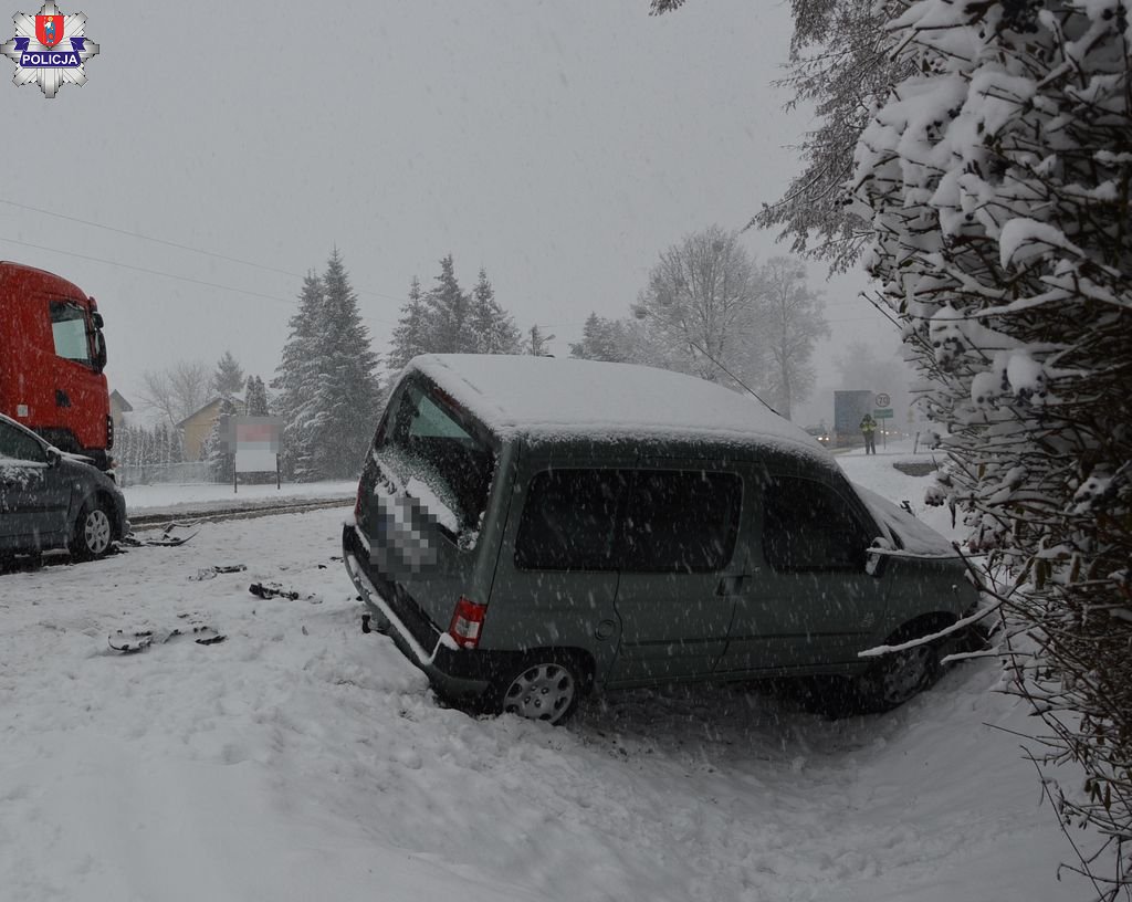 361 180435 Ślisko na drogach. Kilkanaście kolizji jednego dnia.