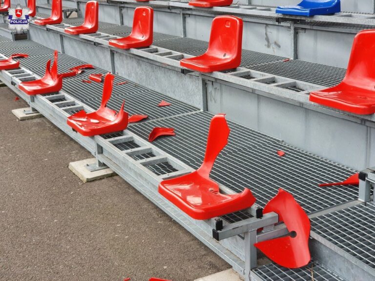 Nieletni wandale zniszczyli krzesełka na trybunach stadionu